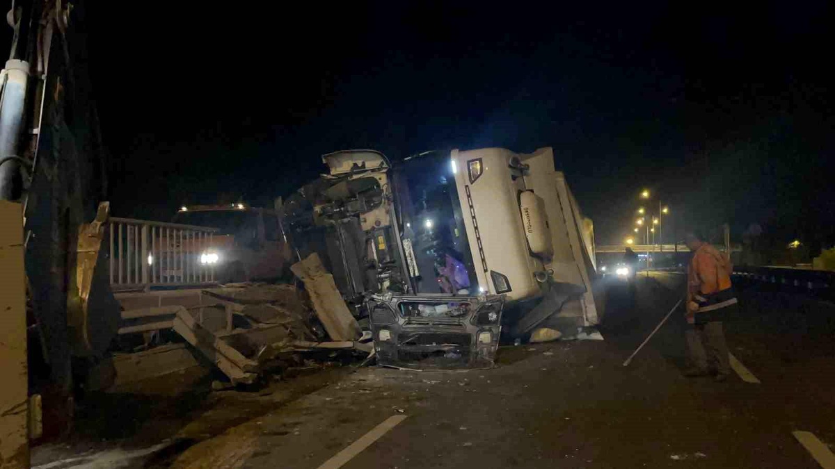 Eskişehir'de Şeker Yüklü Tır Kontrolden Çıktı