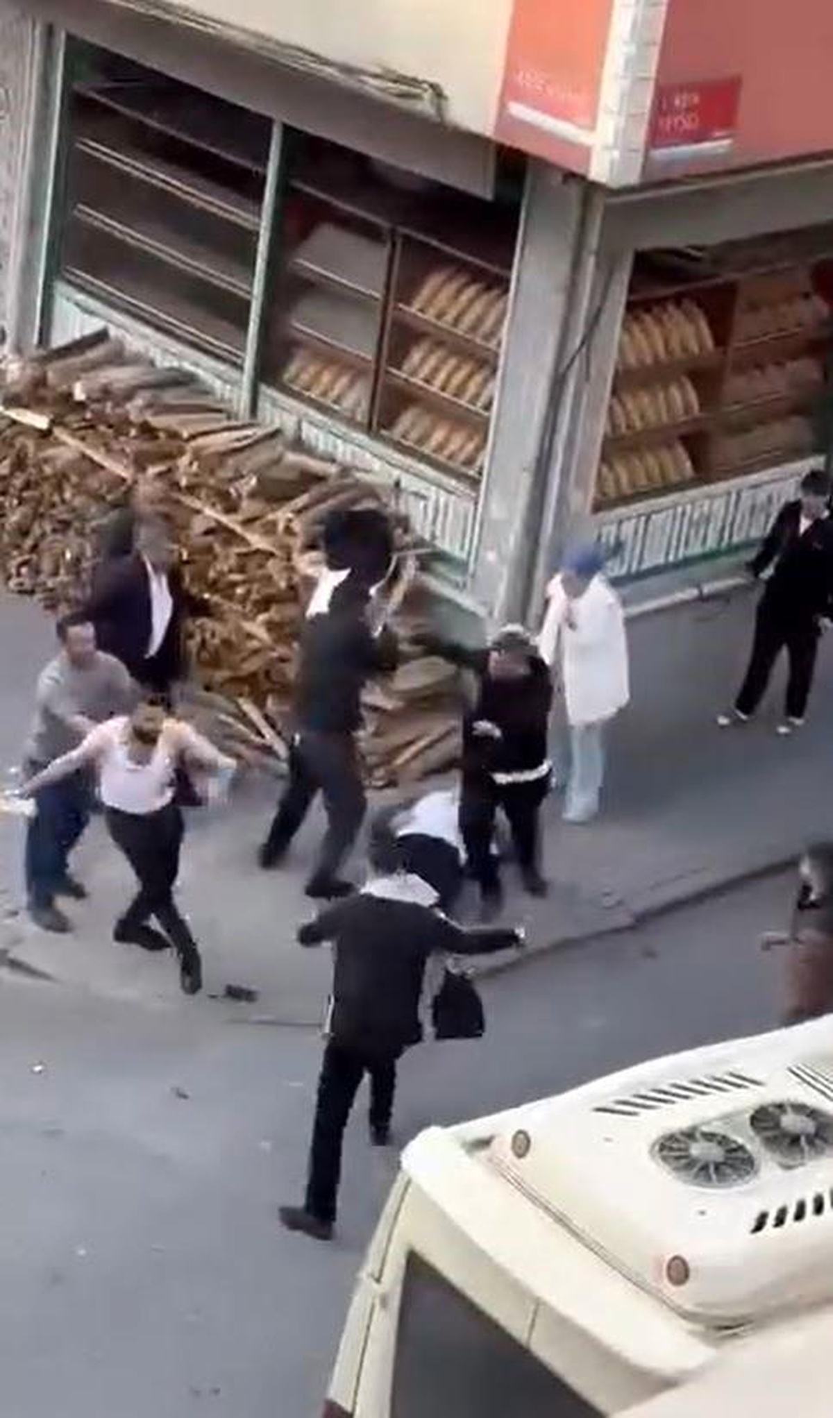 Küçükçekmece'de Bıçaklı ve Sopalı Kavga: 5 Yaralı