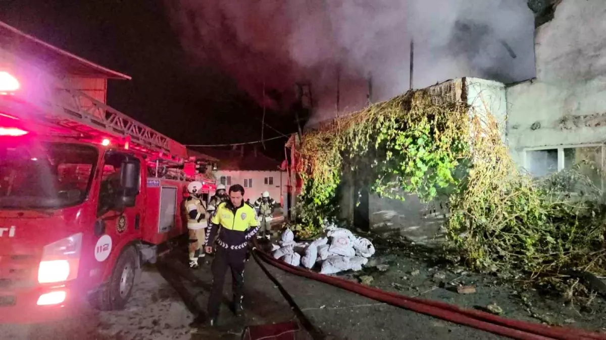 Kütahya'da Çatı Katında Yangın: Bir Kişi Hastaneye Kaldırıldı
