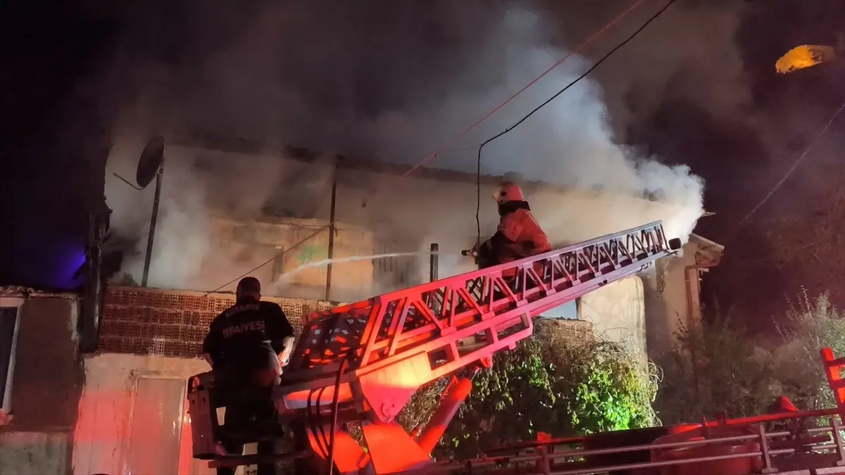 Kütahya'da Ahşap Evde Yangın: İtfaiye Ekipleri Müdahale Etti