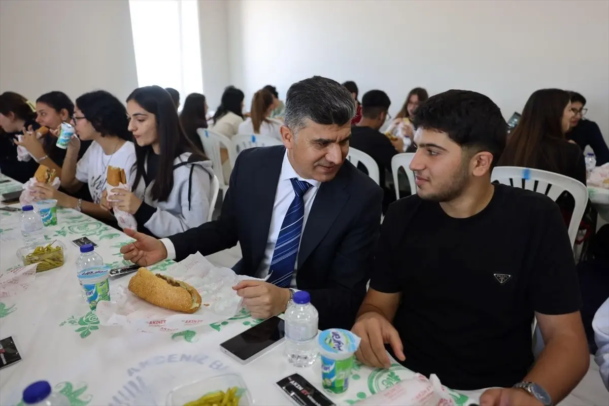 Mersin'de Öğrencilere Moral Etkinliği: Döner İkramı