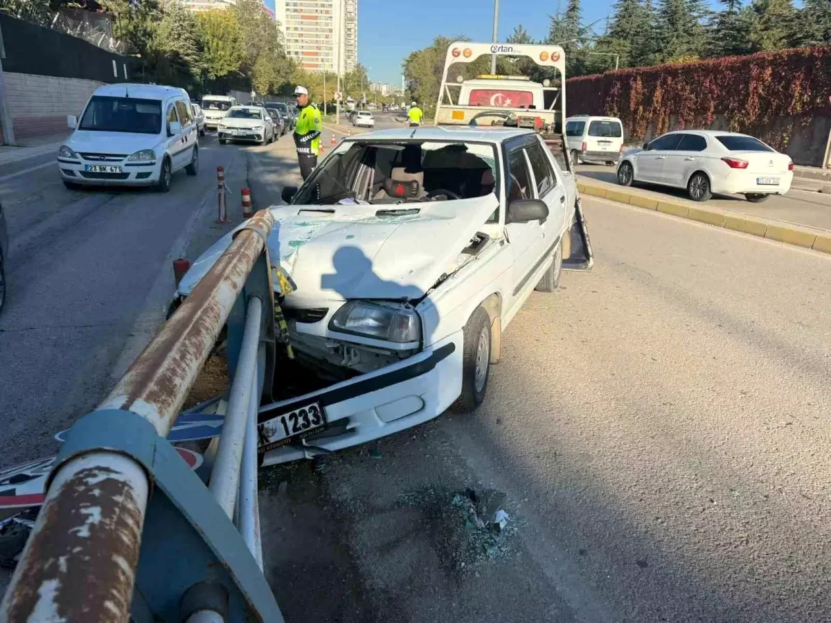 Elazığ'da Otomobil Bariyerlere Saplandı, 1 Yaralı