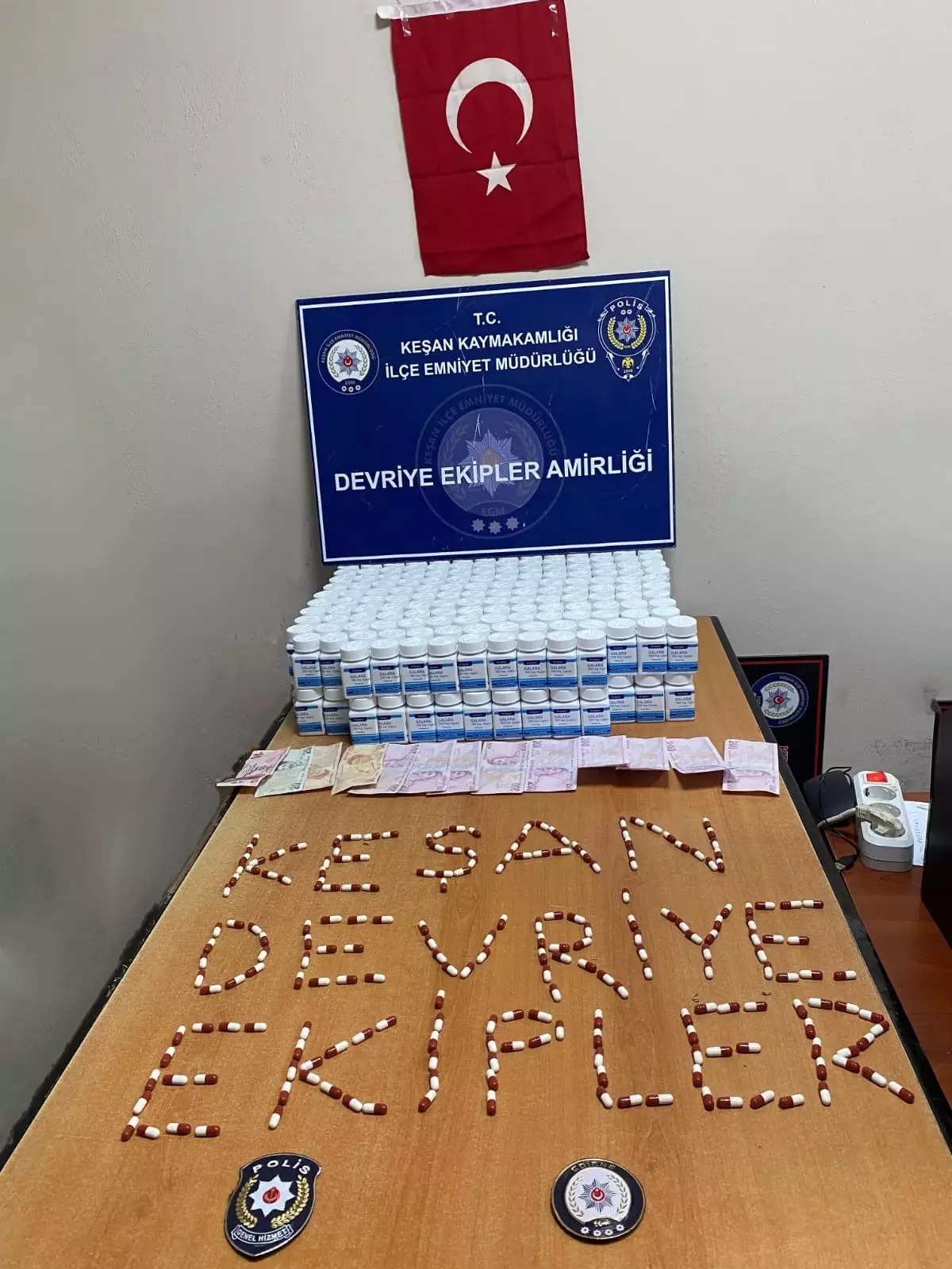 Keşan'da park halindeki araçta 16 bin 744 sentetik hap ele geçirildi