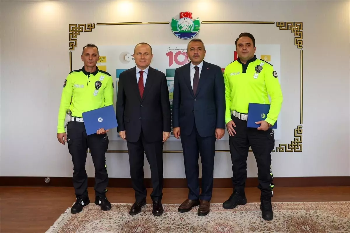 Rize Valisi Baydaş'tan tünelde olası kazayı önleyen trafik ekibine başarı belgesi