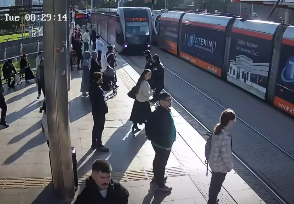 Güvenlik Görevlisi, Tramvayı Fark Etmeyen Yolcuyu Kurtardı