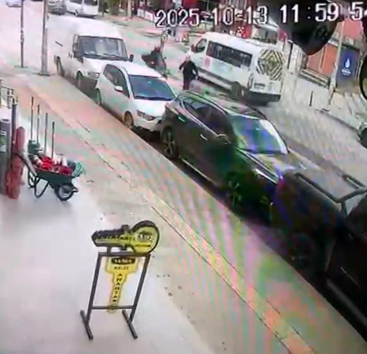 Ümraniye'de Motosiklet Yayaya Çarptı, İki Kişi Yaralandı