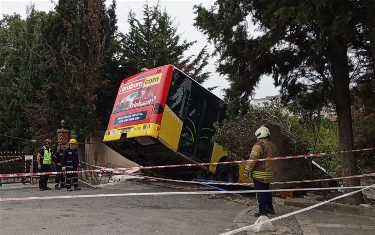 Üsküdar'da Kontrolden Çıkan İETT Otobüsü, İstinat Duvarına Çarptı