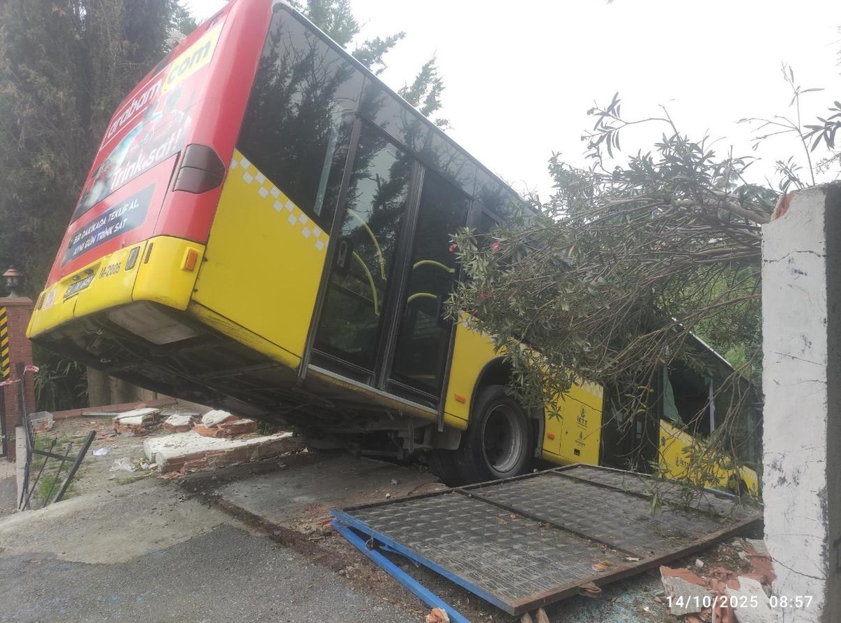 Üsküdar'da İETT otobüsü kaza yaptı -1