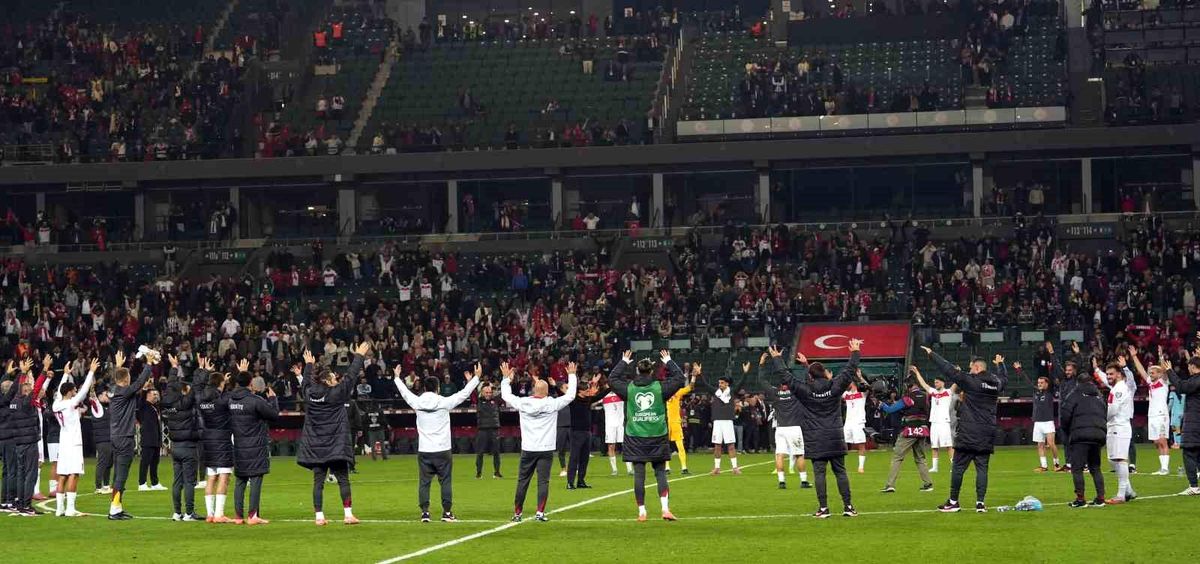 A Milli Takım Gürcistan'ı 4-1 Geçti, Taraftarla Kutladı