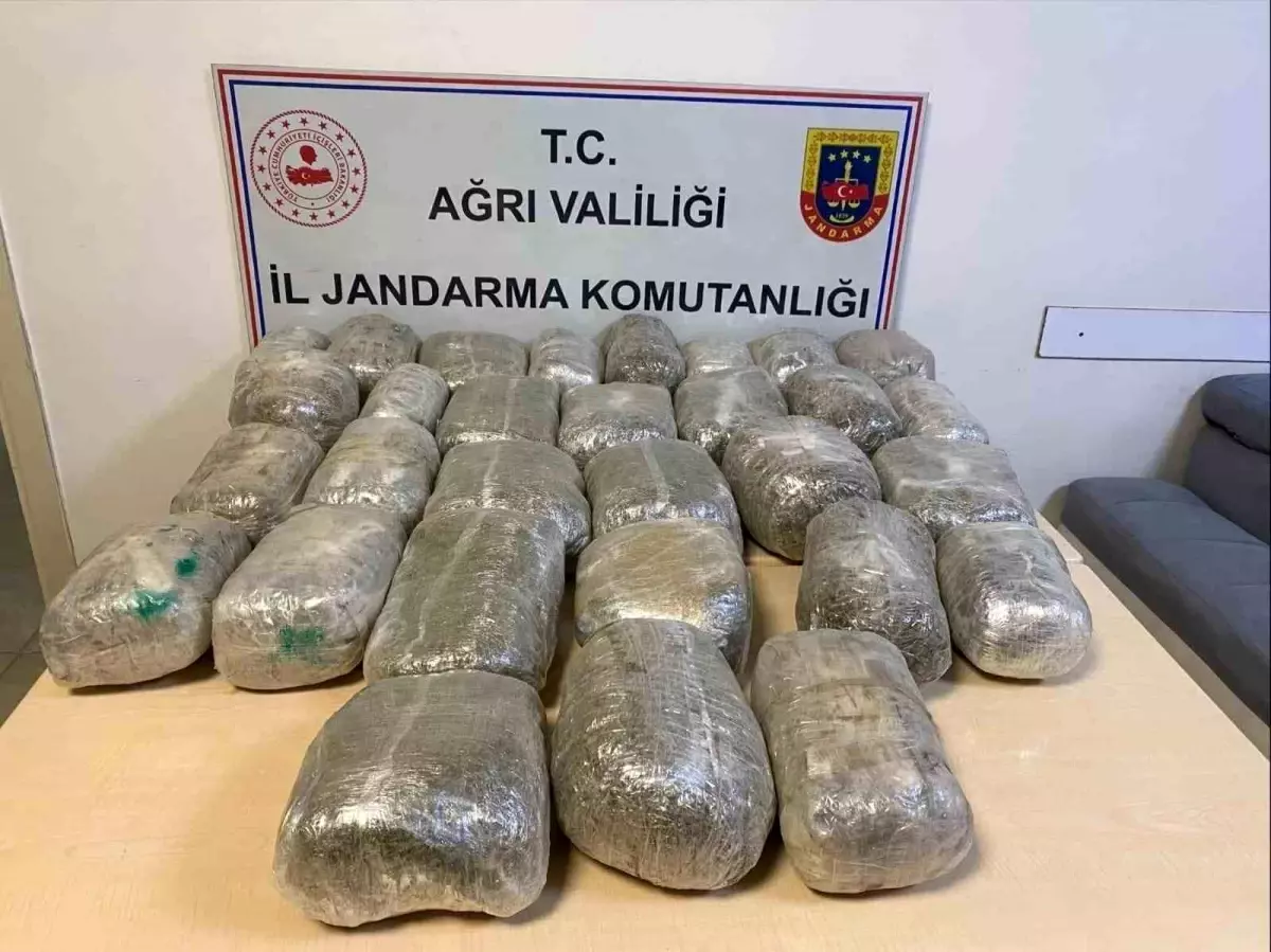 Ağrı'da Sınır Kapısında 32 Kilogram Kubar Esrar Ele Geçirildi