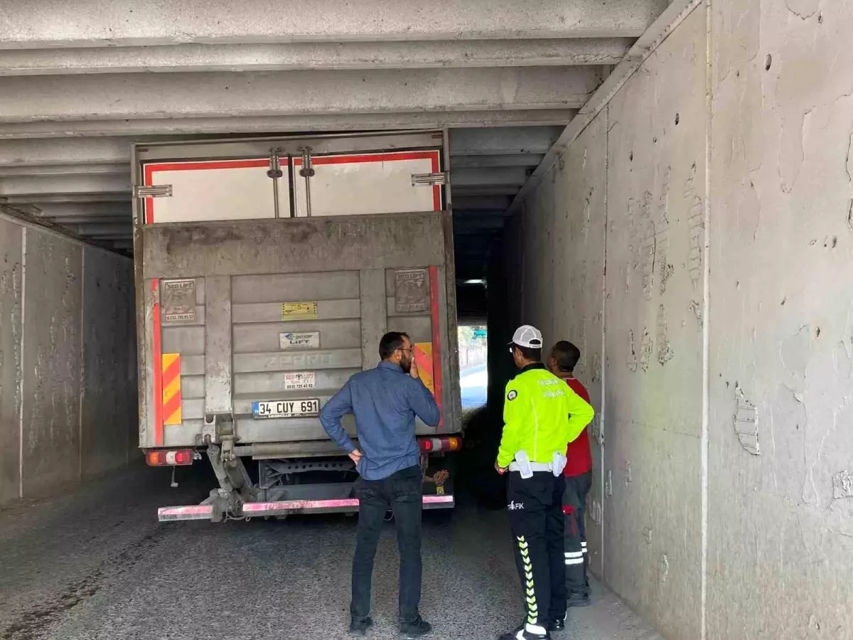 Manisa'da Kamyon Alt Geçitte Sıkıştı, Trafik Ekipleri Kurtardı