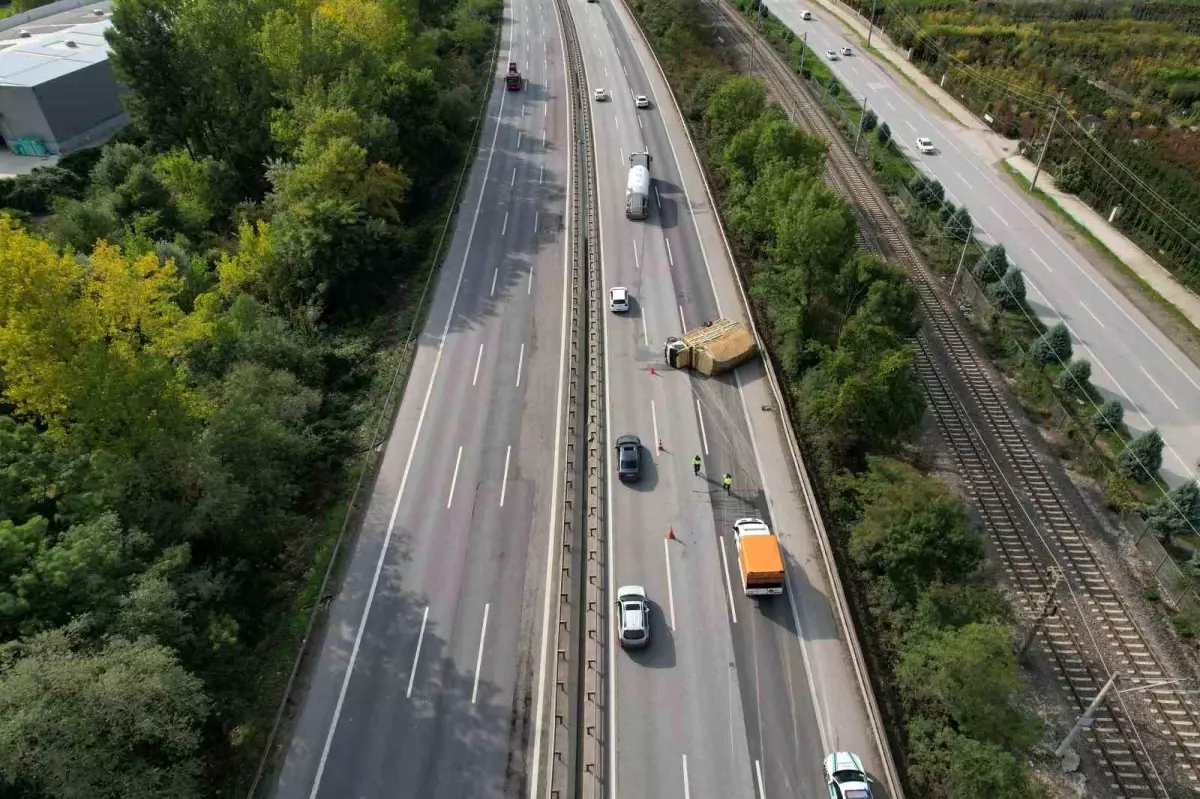 Sakarya'da Otoyolda Kamyonet Yan Yattı, Uzun Araç Kuyrukları Oluştu