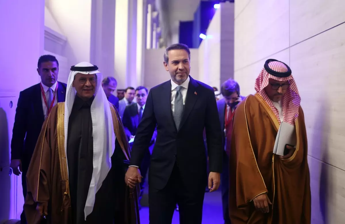 Enerji Bakanı Bayraktar, Suudi Mevkidaşı ile Moskova'da Görüştü