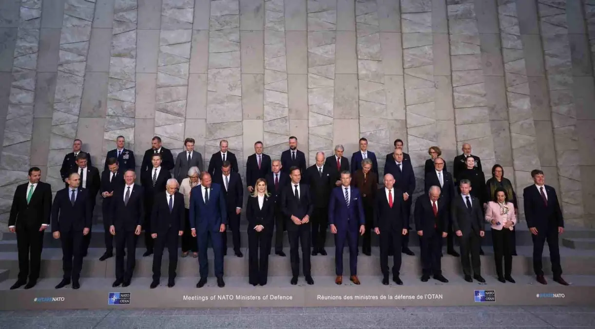 Milli Savunma Bakanı Yaşar Güler, NATO Savunma Bakanları ile Poz Verdi