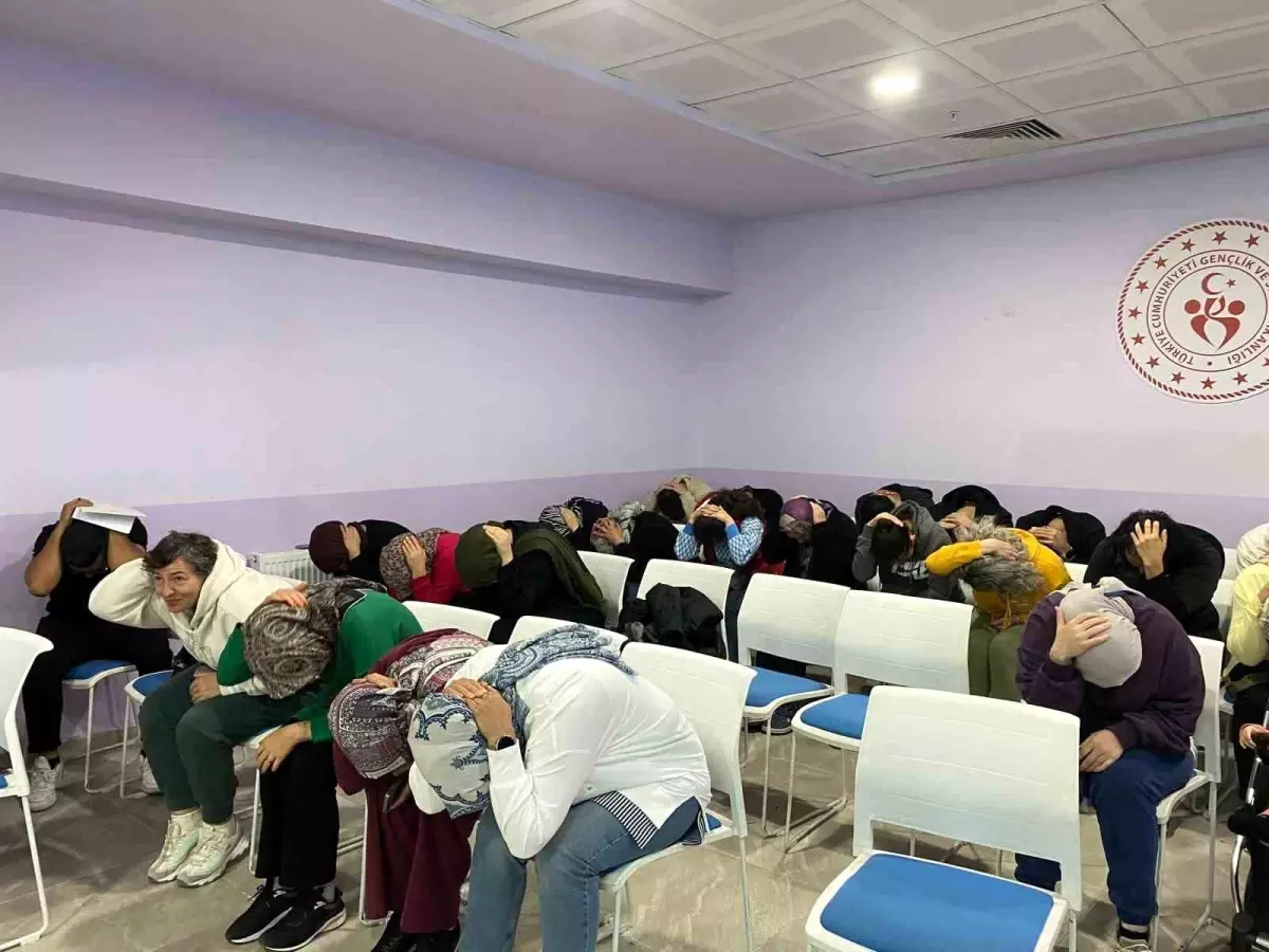 Burdur'da AFAD ve Gençlik Spor İl Müdürlüğü'nden Afet Eğitimi