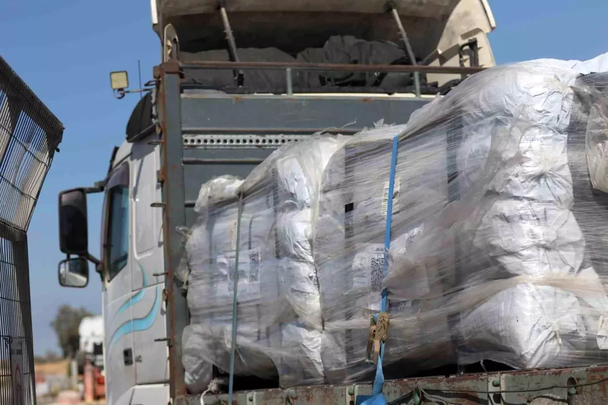 Ateşkes Anlaşması Sonrası Gazze'ye İnsani Yardım Tırları Geçiş Yaptı