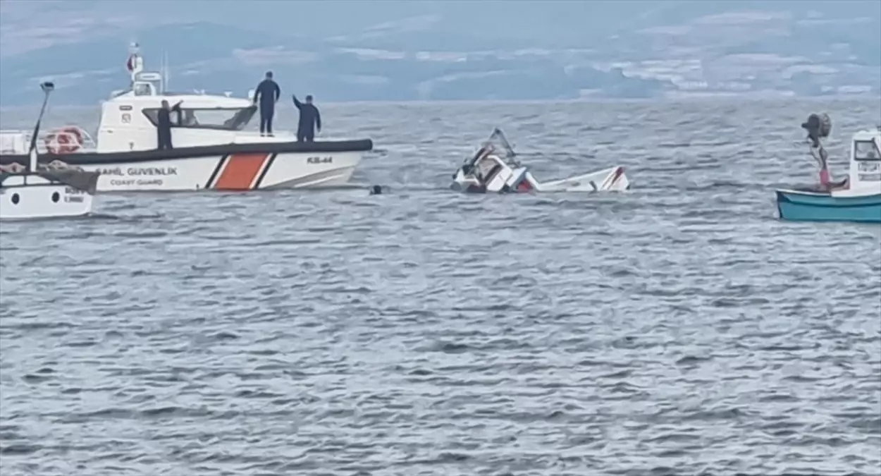 Çanakkale'de Batan Balıkçı Teknesi Karaya Çıkartıldı