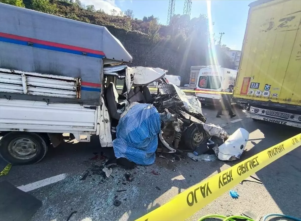 Giresun'da Kamyonet Tıra Çarptı: 1 Ölü, 1 Yaralı