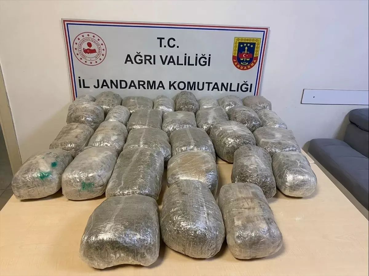 Doğubayazıt'ta Sınır Güvenlik Duvarı Yanında 32 Kilogram Esrar Ele Geçirildi