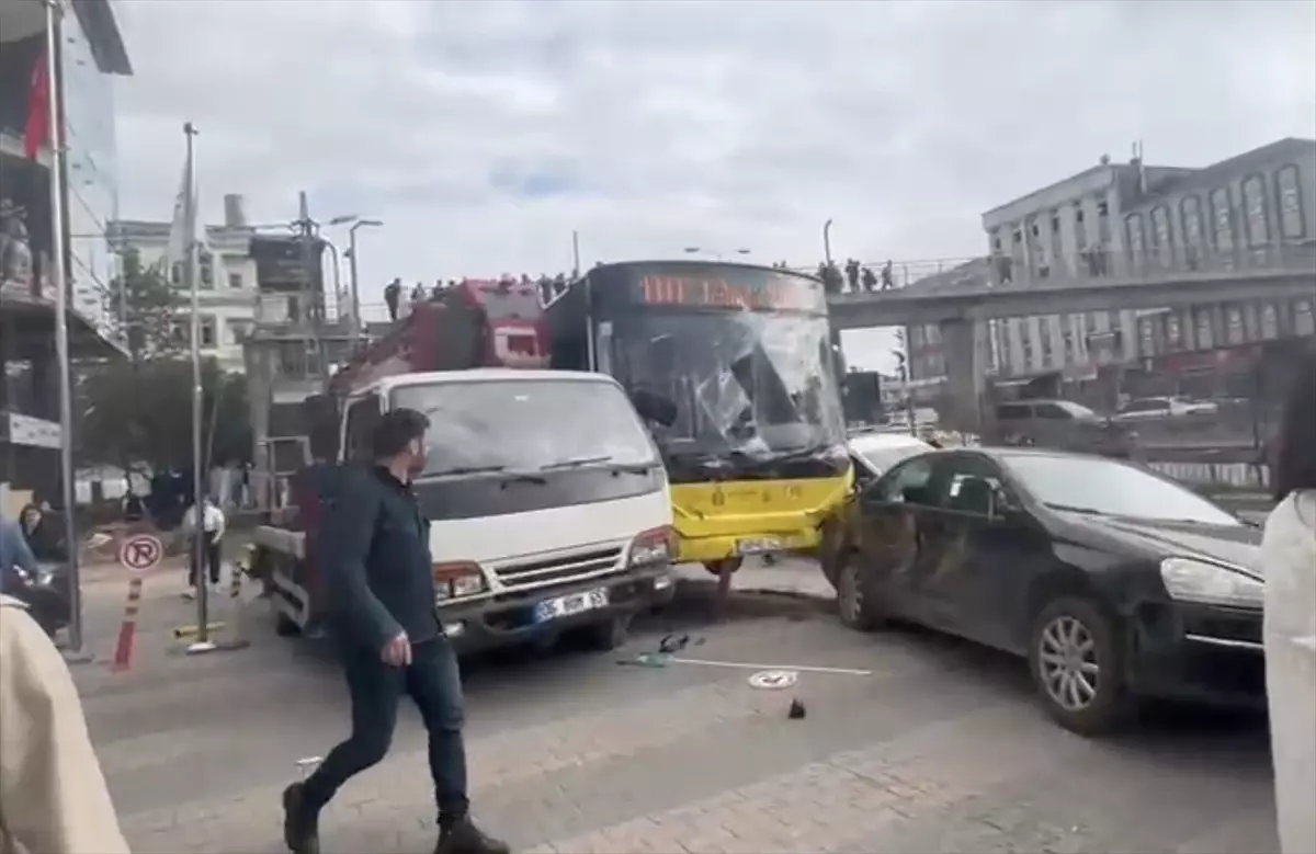 İstanbul Çekmeköy'de Zincirleme Trafik Kazası: 4 Yaralı