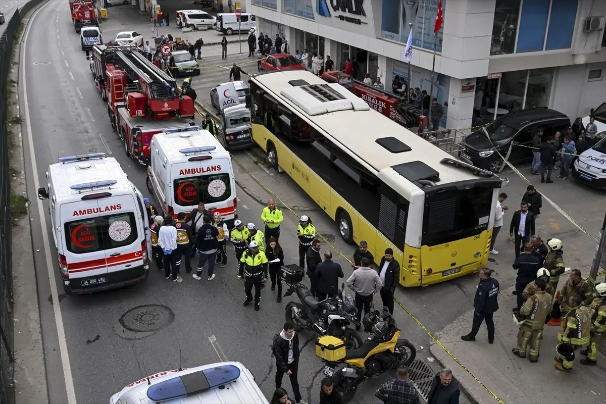 İstanbul Çekmeköy'de Trafik Kazası: 1 Ölü, 4 Yaralı