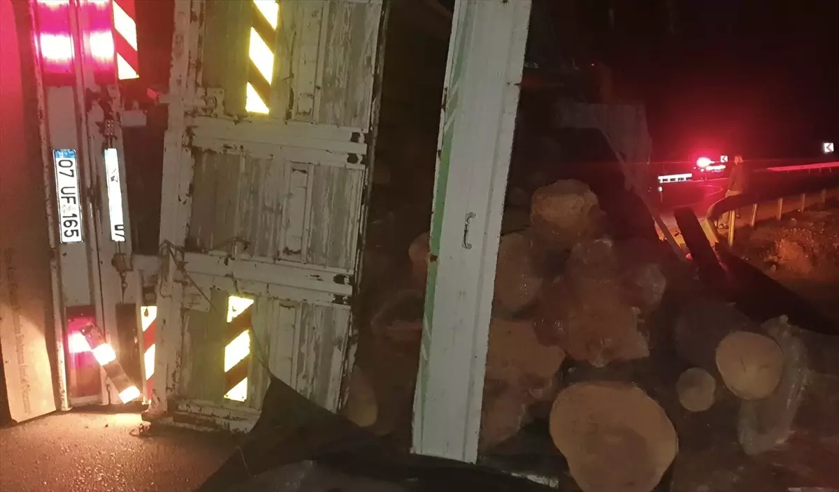Antalya'da Tomruk Yüklü Kamyon Devrildi, Sürücü Yaralandı