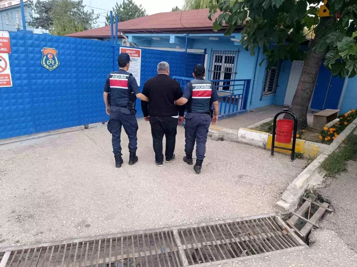 Kastamonu'da Jandarma 28 Aranan Şahsı Yakaladı
