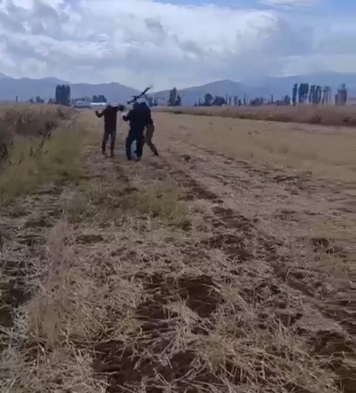 Kızının gözü önünde babayı darbettiler: Olay anı kamerada