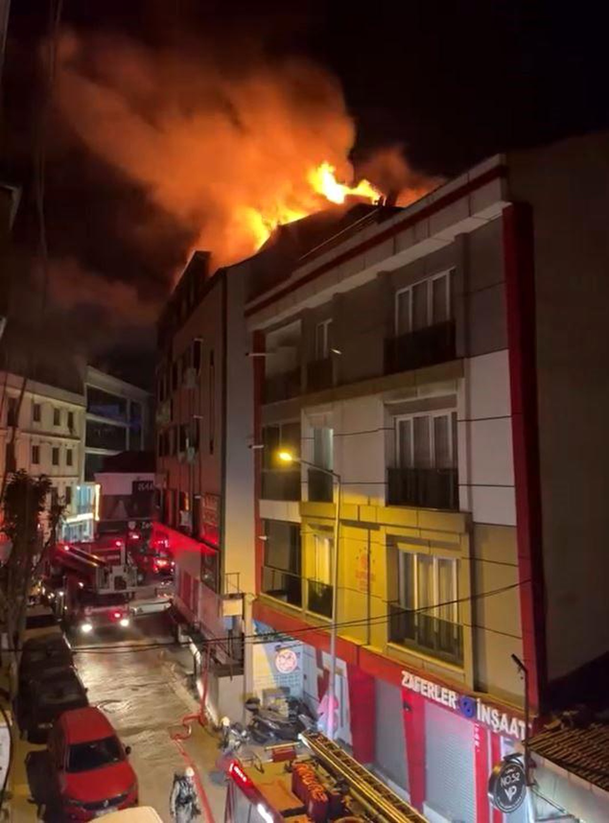 İstanbul Küçükçekmece'de Kafede Yangın Çıktı