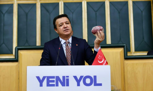 Arıkan, who appeared at the podium with a 200 TL banknote, listed the products he could buy