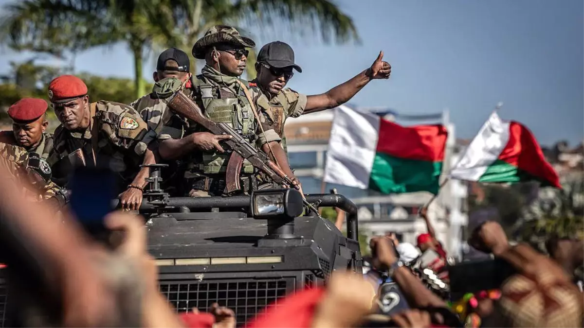 Madagaskar'da Askeri Darbe: Devlet Başkanı Rajoelina Görevden Alındı