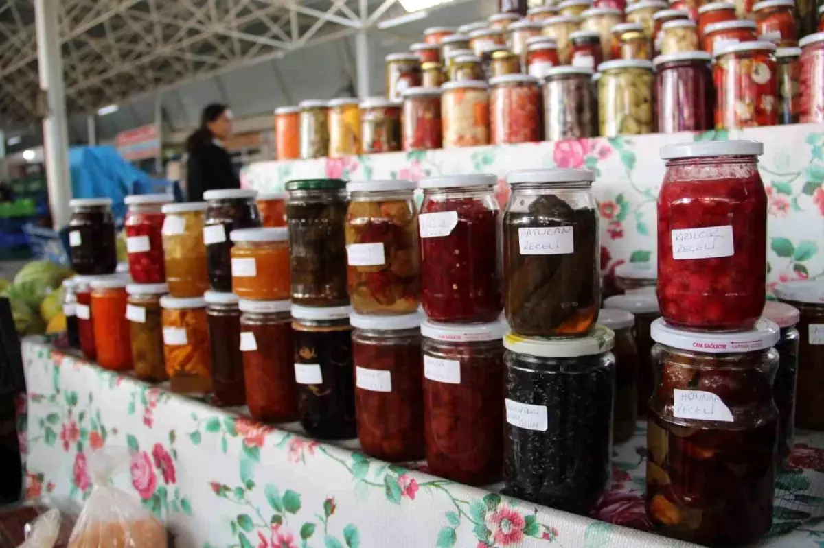 Ebru Yaraş'ın Ev Yapımı Reçelleri Menteşe Pazarı'nda Dikkat Çekiyor
