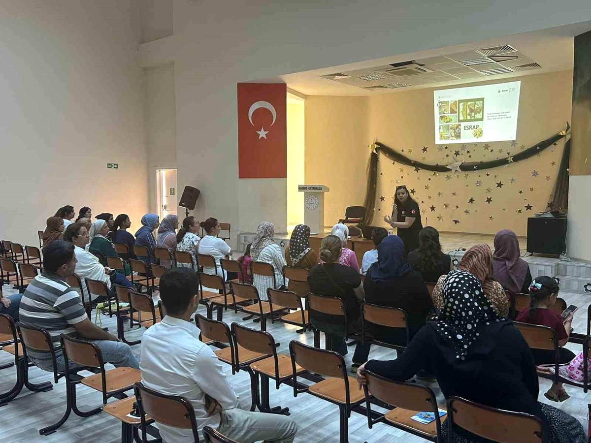 Mersin Polisi Annelere Uyuşturucu ile Mücadele Eğitimi Verdi