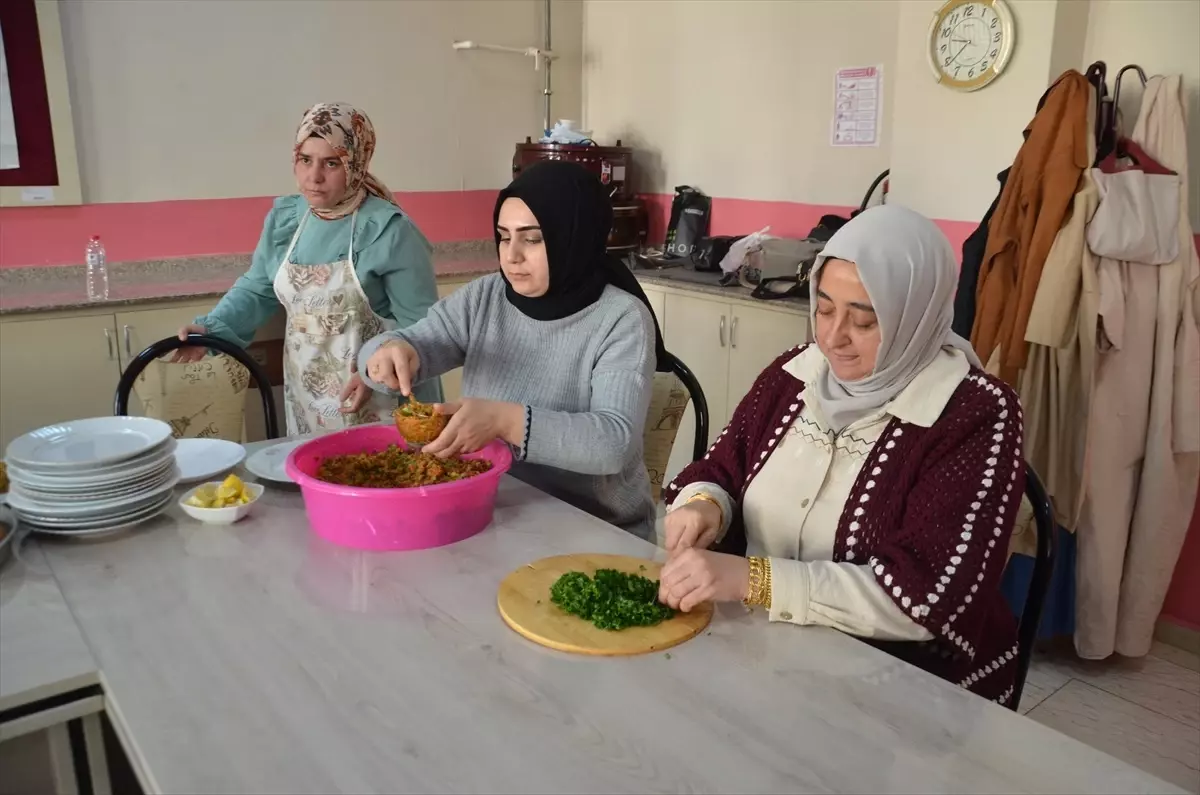 Muş'ta Kadınlar Aşçılık Kursunda Becerilerini Geliştiriyor