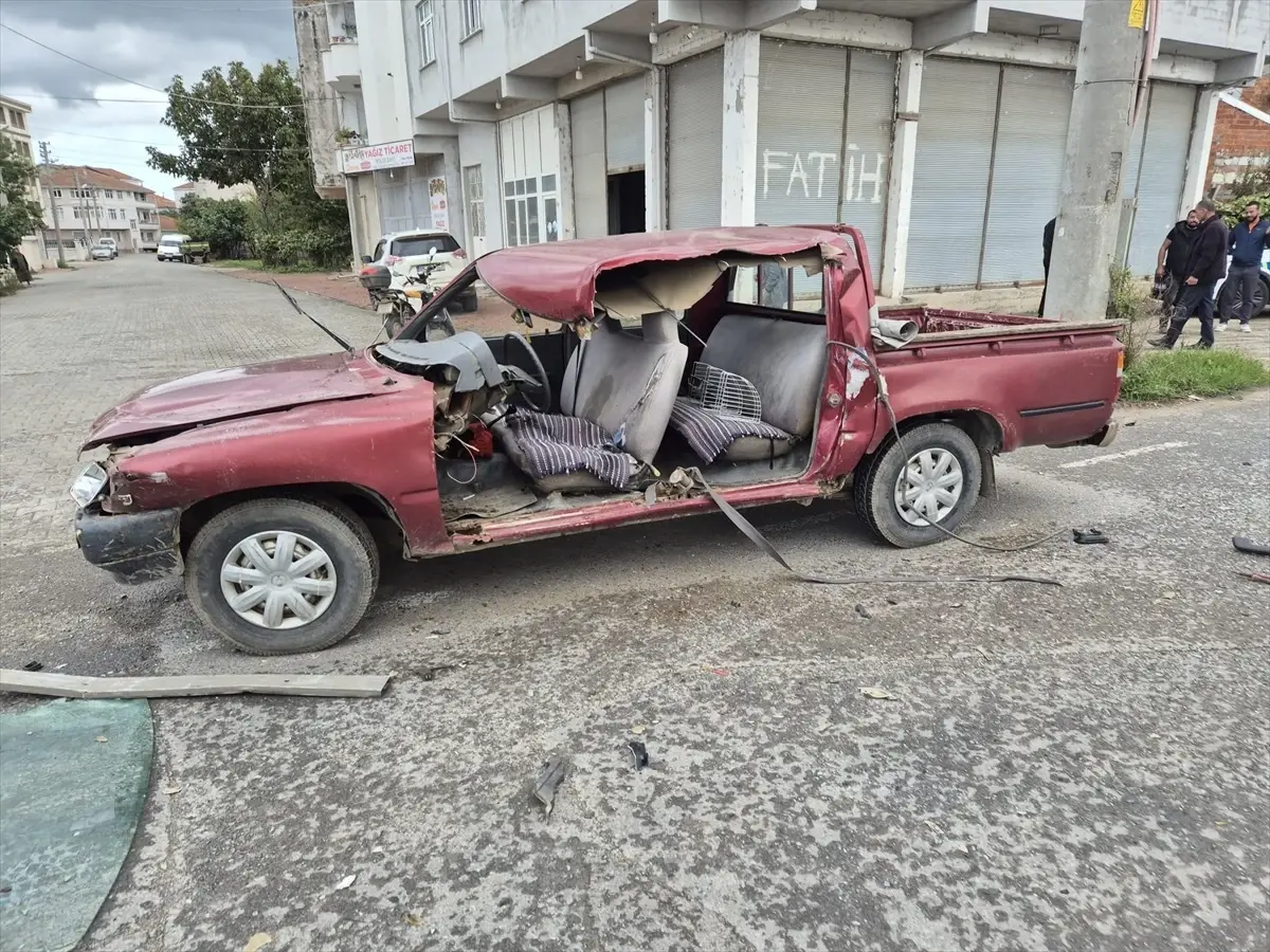 Bafra'da Kamyon ile Pikabın Çarpışması: 2 Yaralı