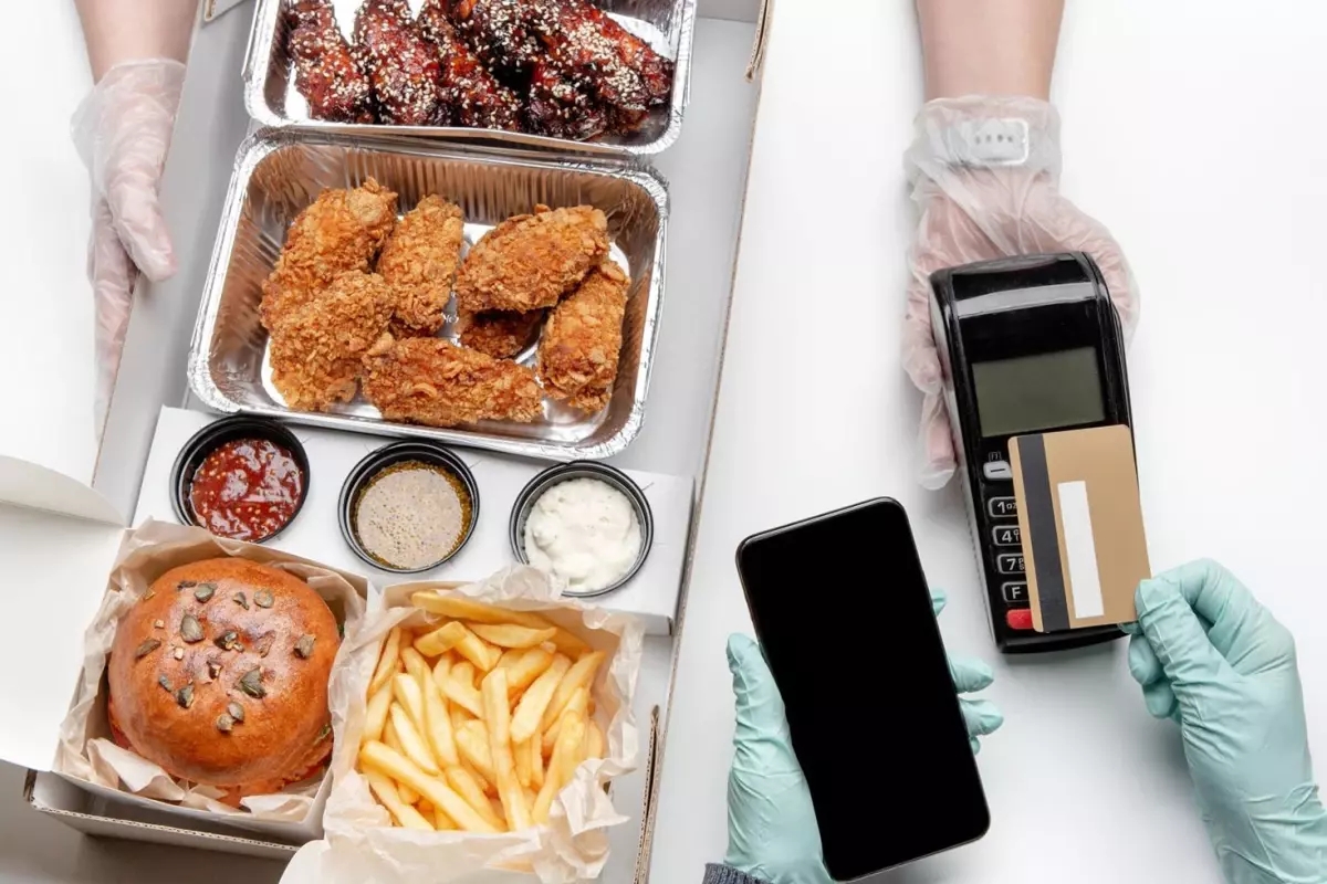 Sipariş uygulamasının açığını buldu, 2 yıl bedava yemek yedi