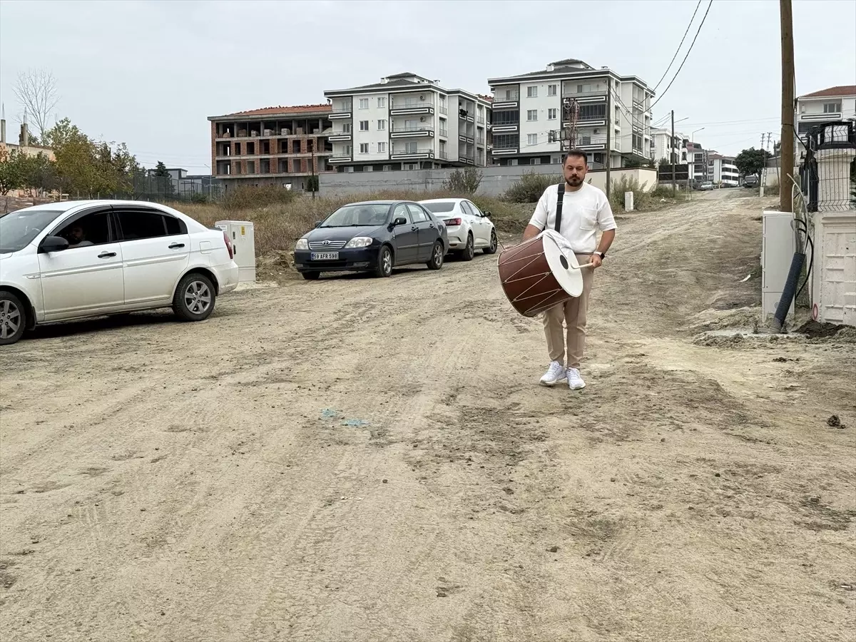 Tekirdağlı Müzisyen Yolların Bozukluğunu Protesto Etti
