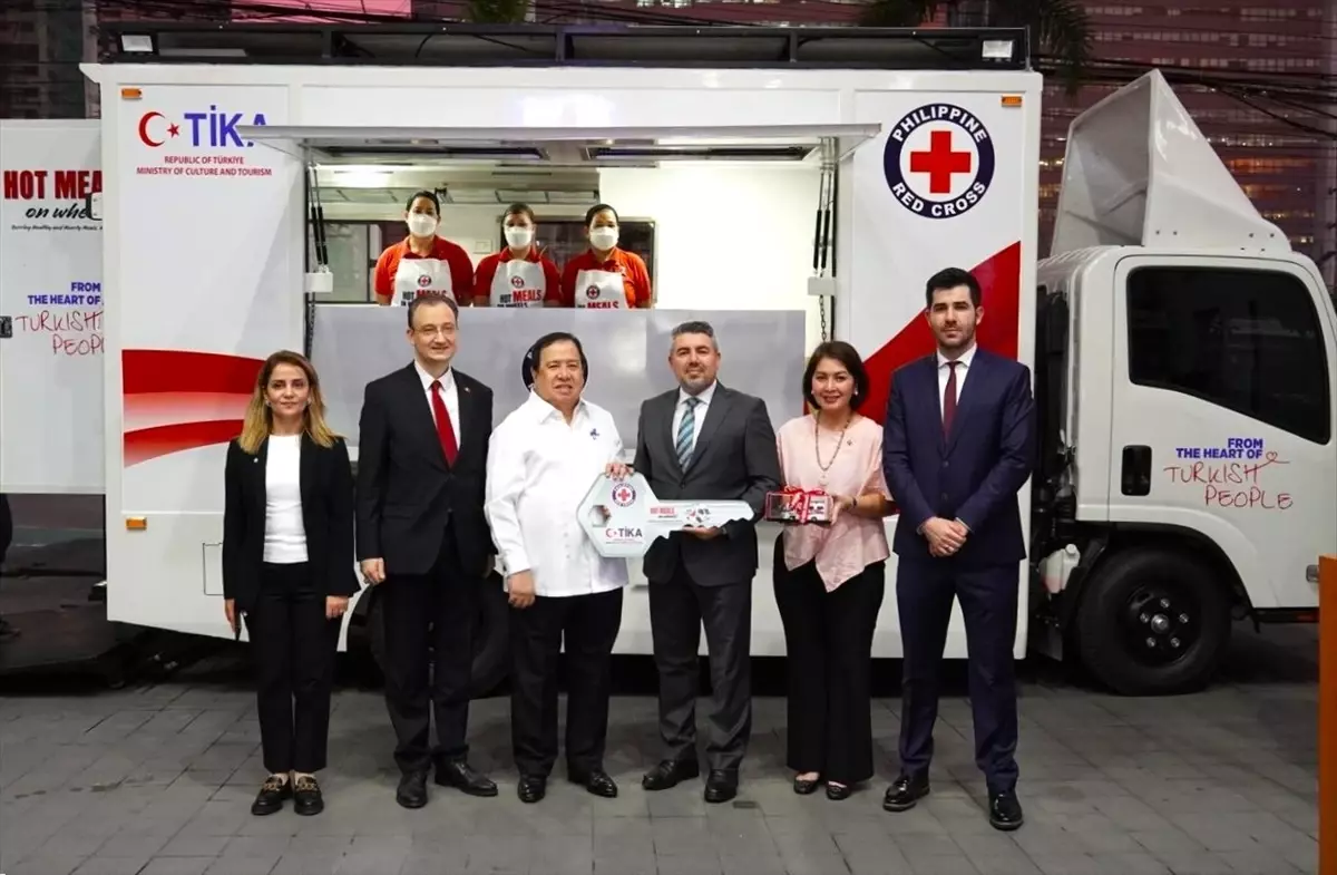 TİKA'dan Filipinler Kızılhaçı'na Mobil Aşevi Hibesi