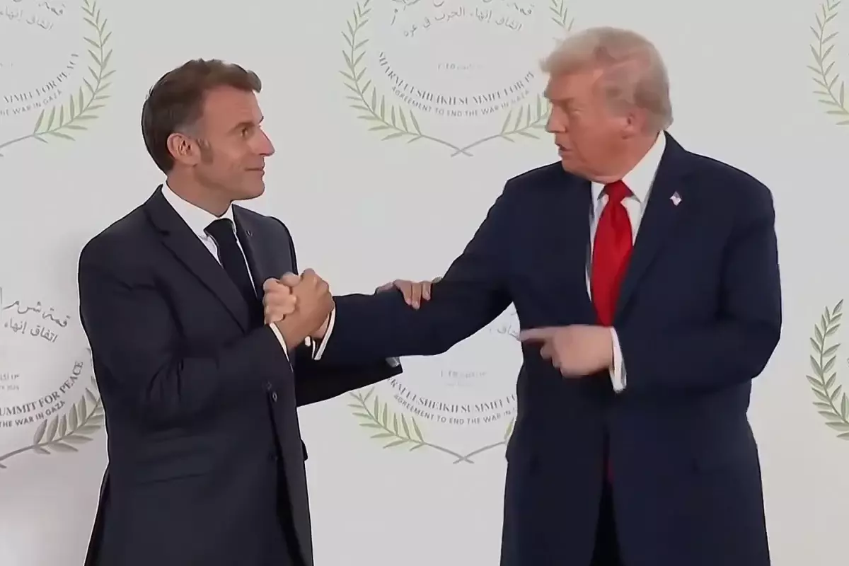 Trump ile Macron 'bilek güreşi' sırasında ne konuştu? Kavgayı dudak okuma uzmanları çözdü