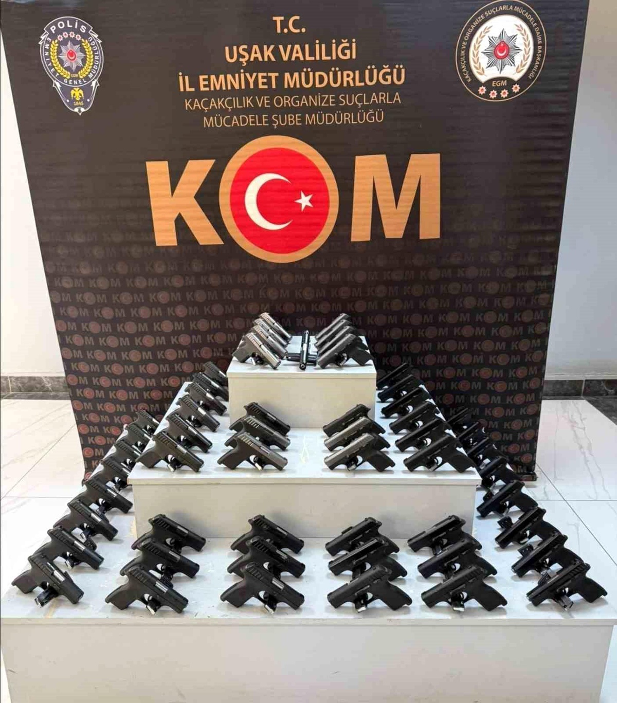 Uşak'ta Otobüste 55 Ruhsatsız Tabanca Ele Geçirildi