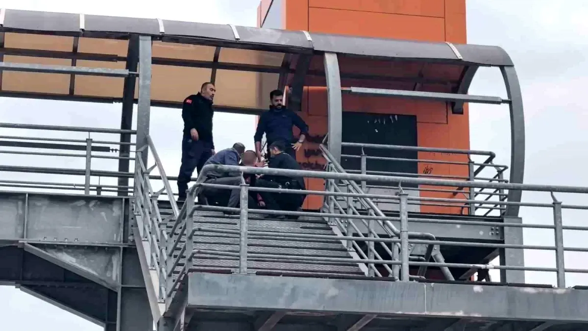 Bursa'da Bunalıma Giren Adam Üst Geçide Çıktı, Polis İkna Etti