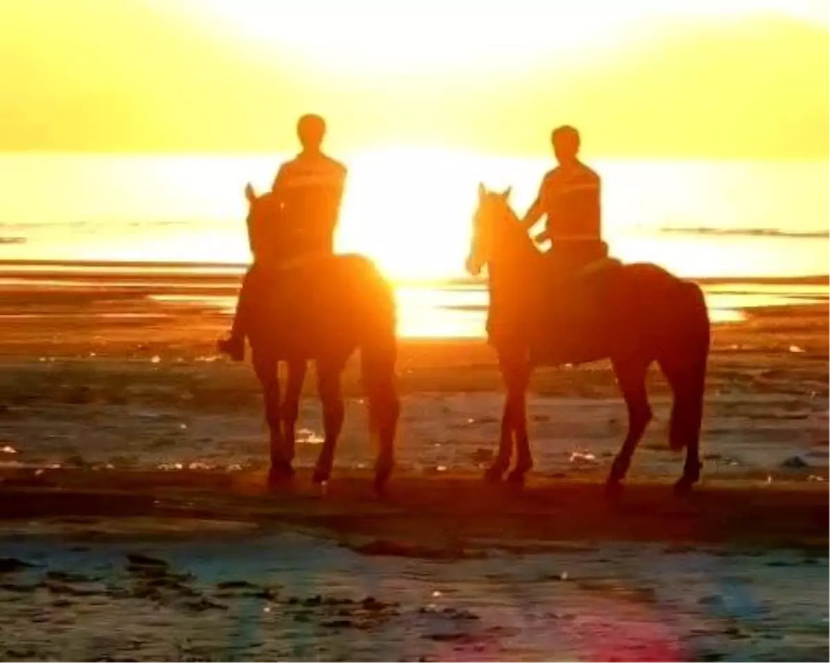 Atlı Jandarma Timleri Van Gölü'nde Devriye Faaliyetlerine Devam Ediyor
