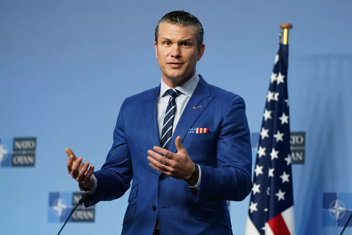 ABD Savunma Bakanı Hegseth'in Uçağı Çatlak Nedeniyle Acil İniş Yaptı