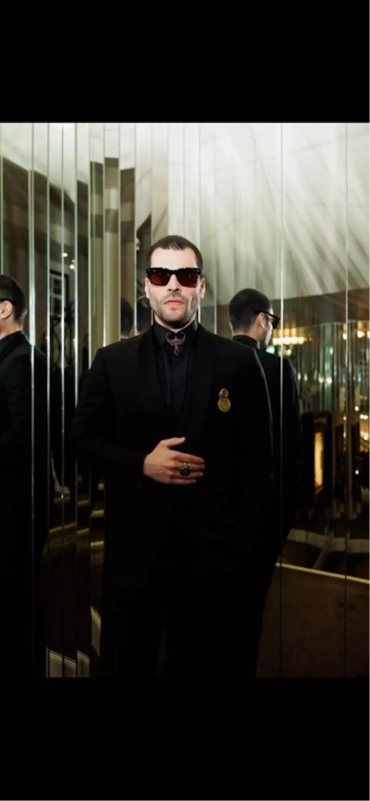 Akın Akınözü Cannes'da Dedesinin İstiklal Madalyası ile Takdir Topladı