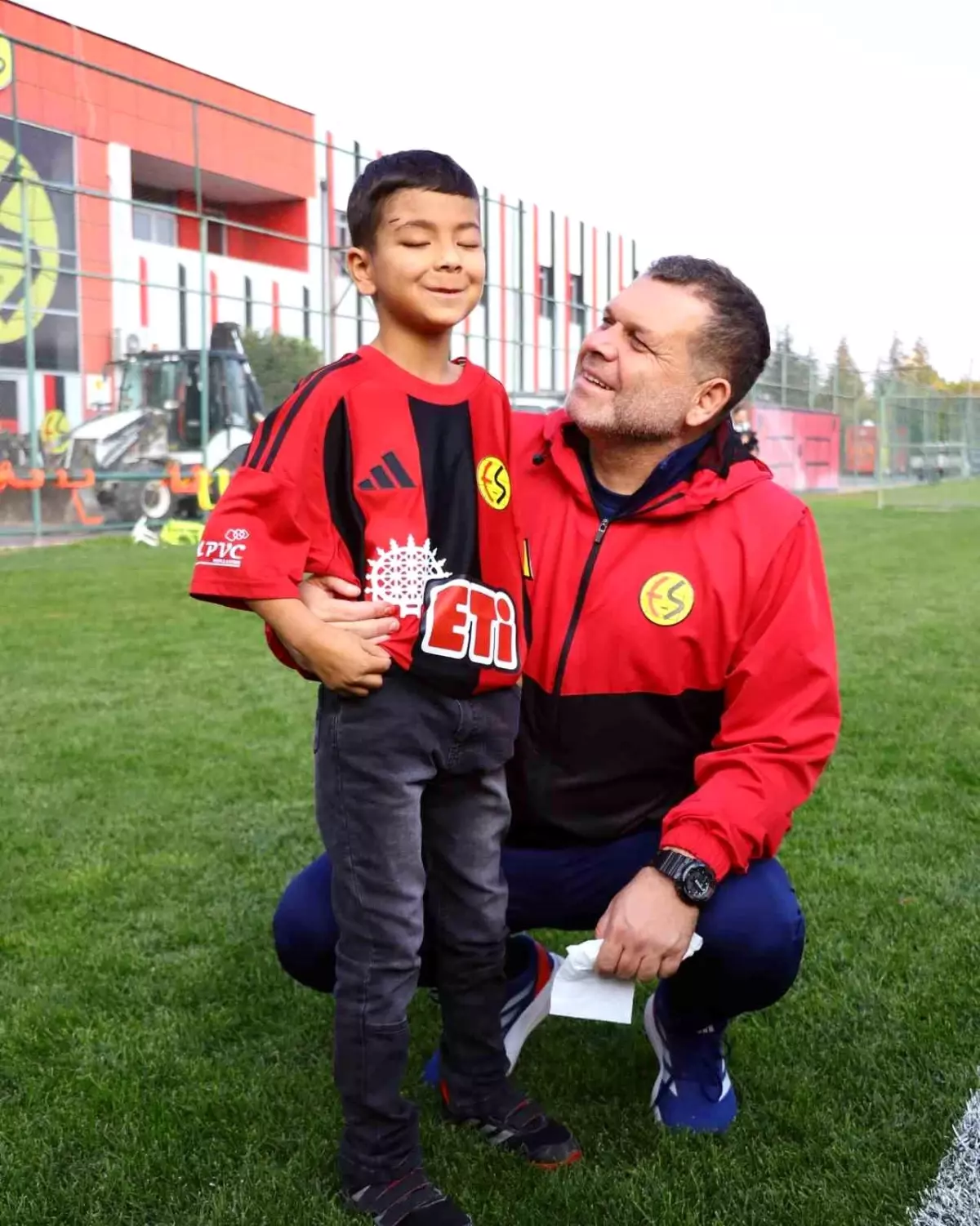 Görme Kabiliyetini Kazanan 10 Yaşındaki Hamit, Eskişehirspor Antrenmanını İzledi