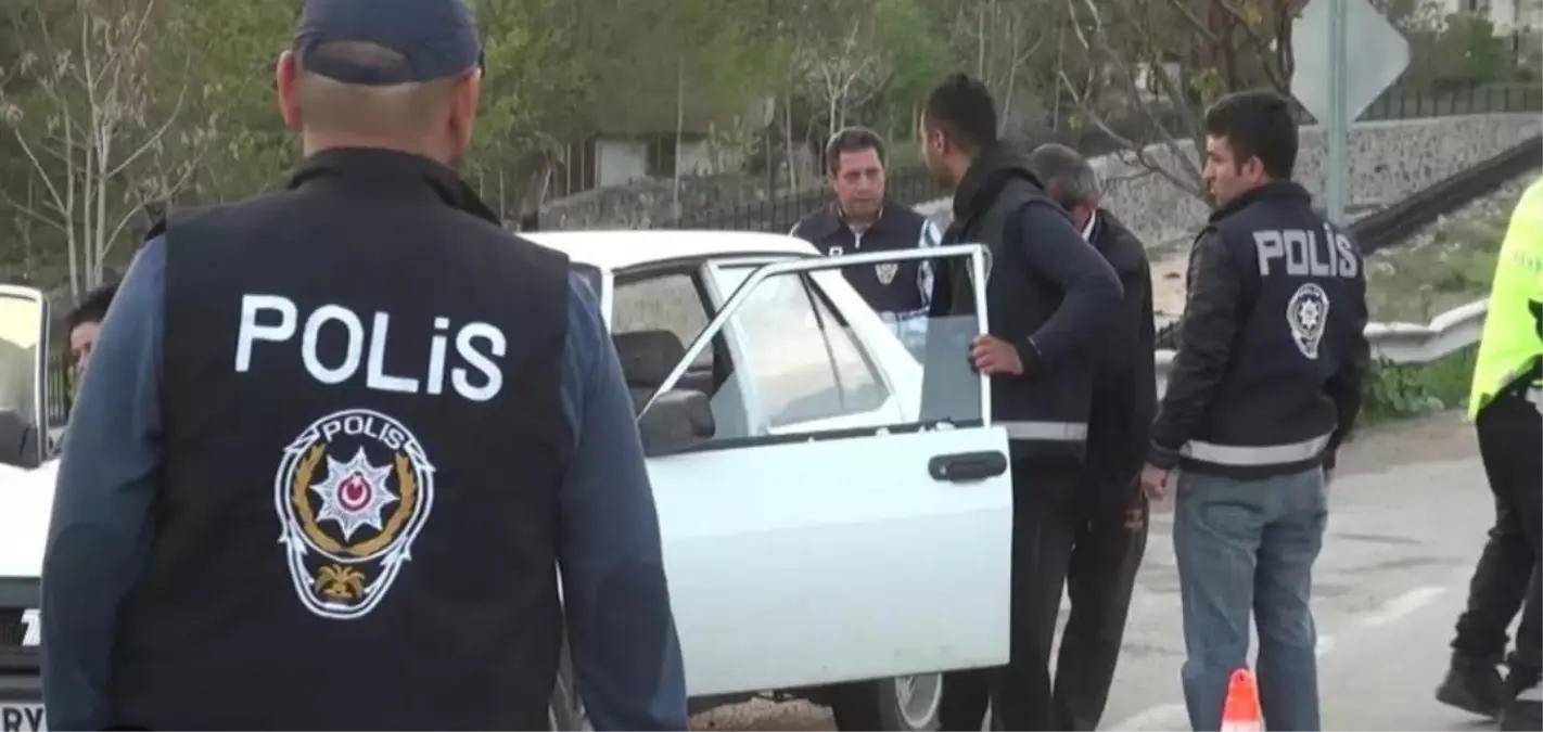 Ankara'da Dur İhtarına Uymayan Araçta 153 Gram Esrar Ele Geçirildi