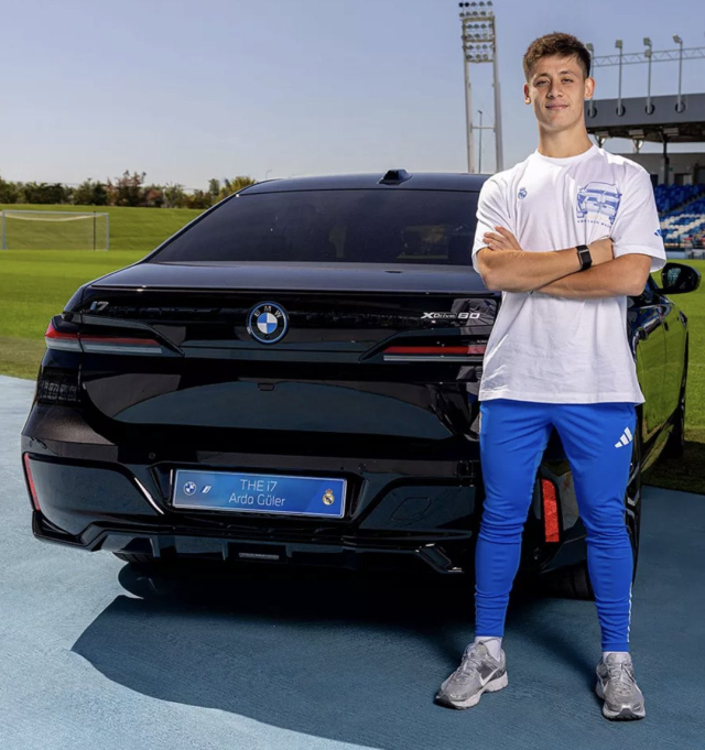 Arda Güler'e servet değerinde hediye elektrikli araba Arda Güler'e servet değerinde hediye elektrikli araba
