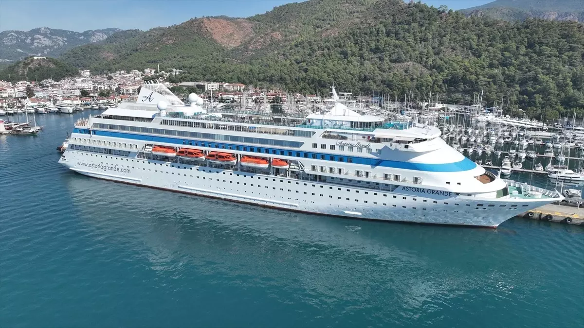 Palau bayraklı 'Astoria Grande' kruvaziyeri Marmaris'e geldi