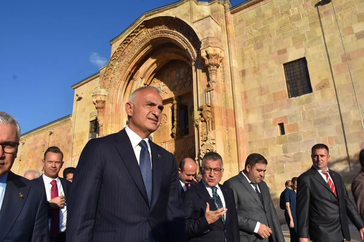 Bakan Ersoy Divriği Ulu Camii ve Darüşşifası'nı Ziyaret Etti