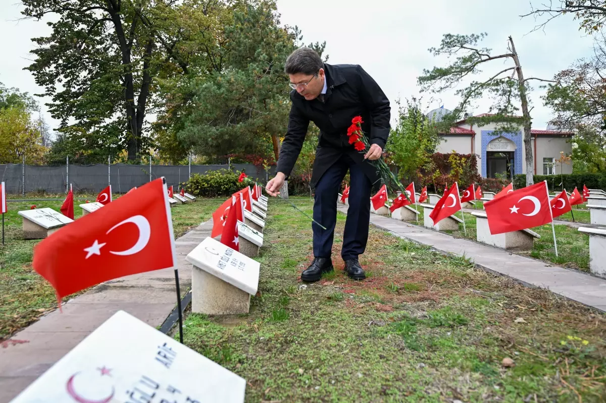 Adalet Bakanı Yılmaz Tunç, Romanya'da Türk Şehitliği'ni Ziyaret Etti